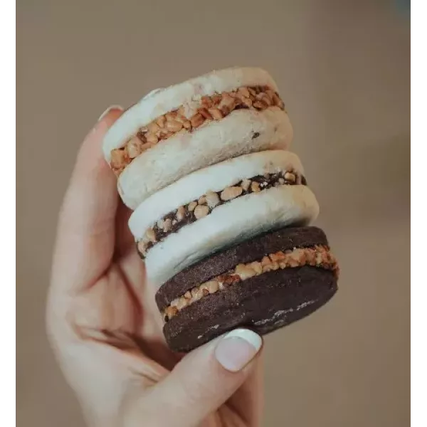 Alfajor Vegano De Maicena Con Cacao Relleno Con Pasta De Mani Boccone