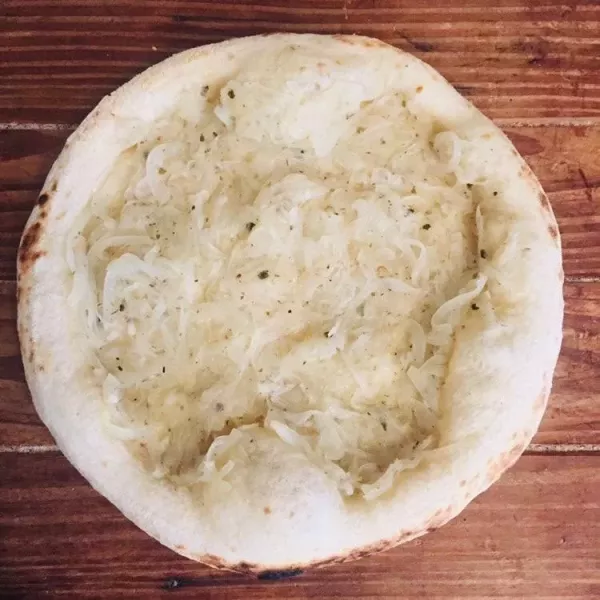 Pre Pizza De Masa Madre Con Cebolla Caramelizada Piu Pane