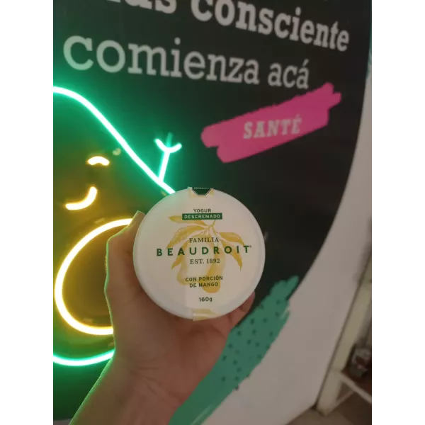 Yogur Descremado Con Porcion De Mango 160 Grs Familia Beaudroit